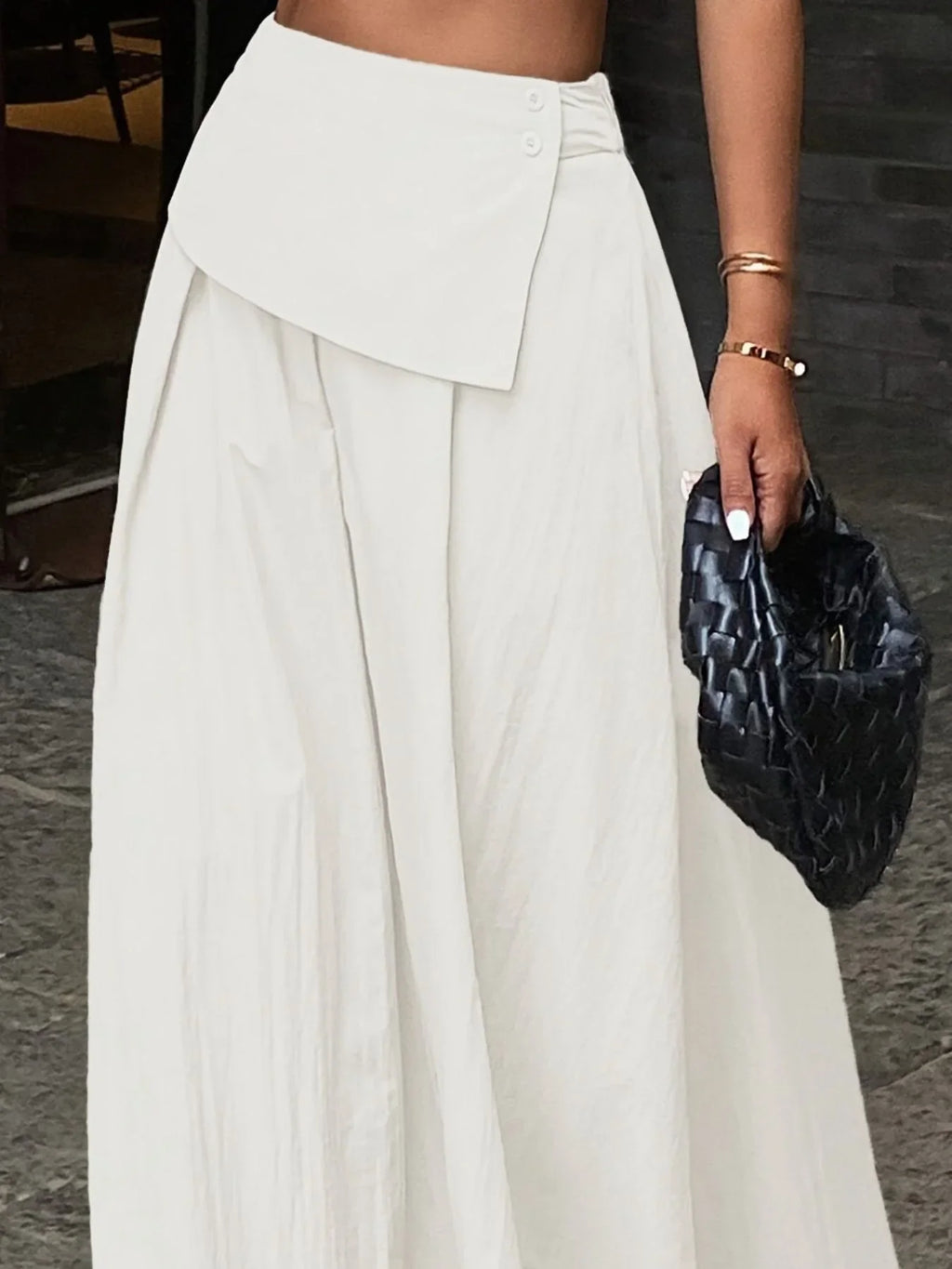 Witte asymmetrische maxi-rok met omslagtaille en knopen
