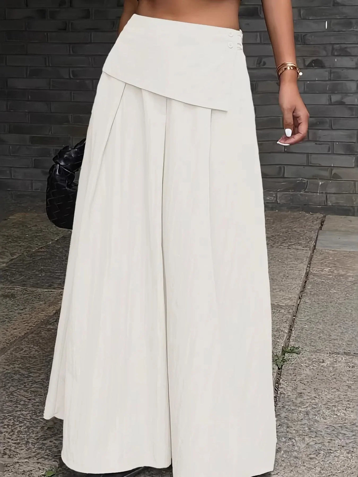 Witte asymmetrische maxi-rok met omslagtaille en knopen