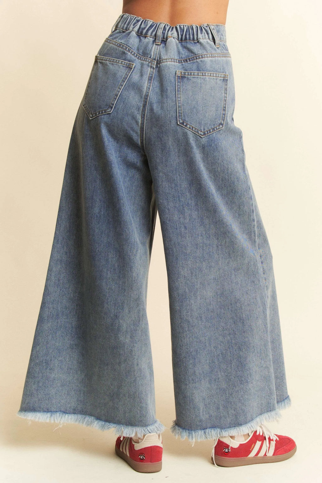 Hoge denim culotte met opgestikte zakken en rafelzoom