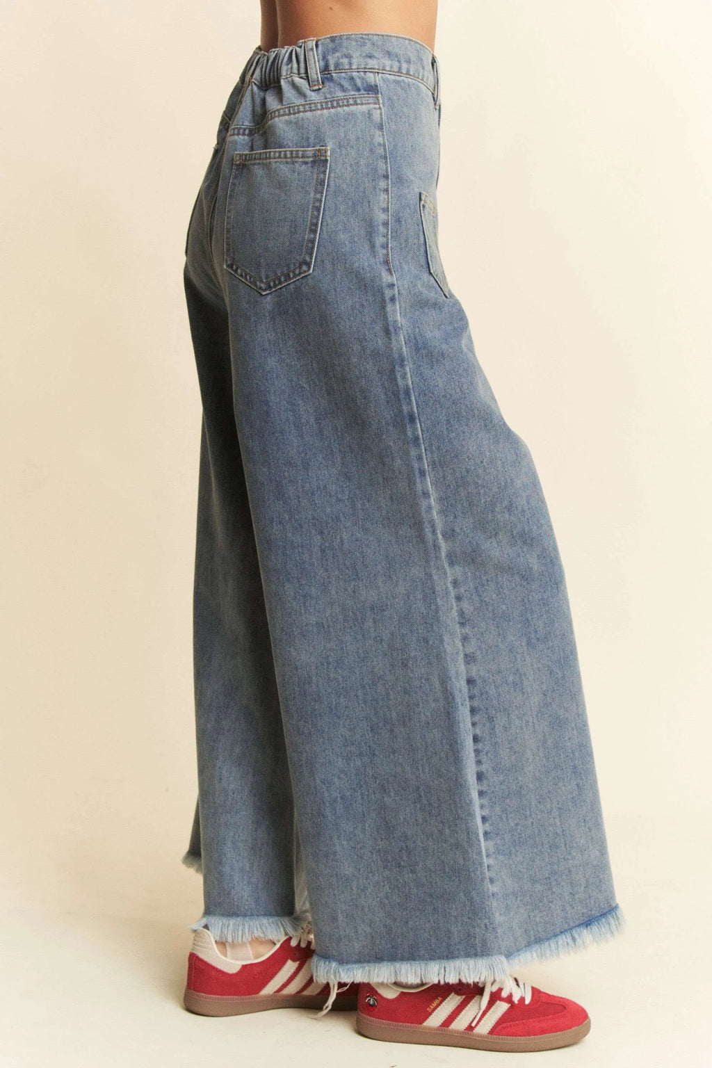 Hoge denim culotte met opgestikte zakken en rafelzoom