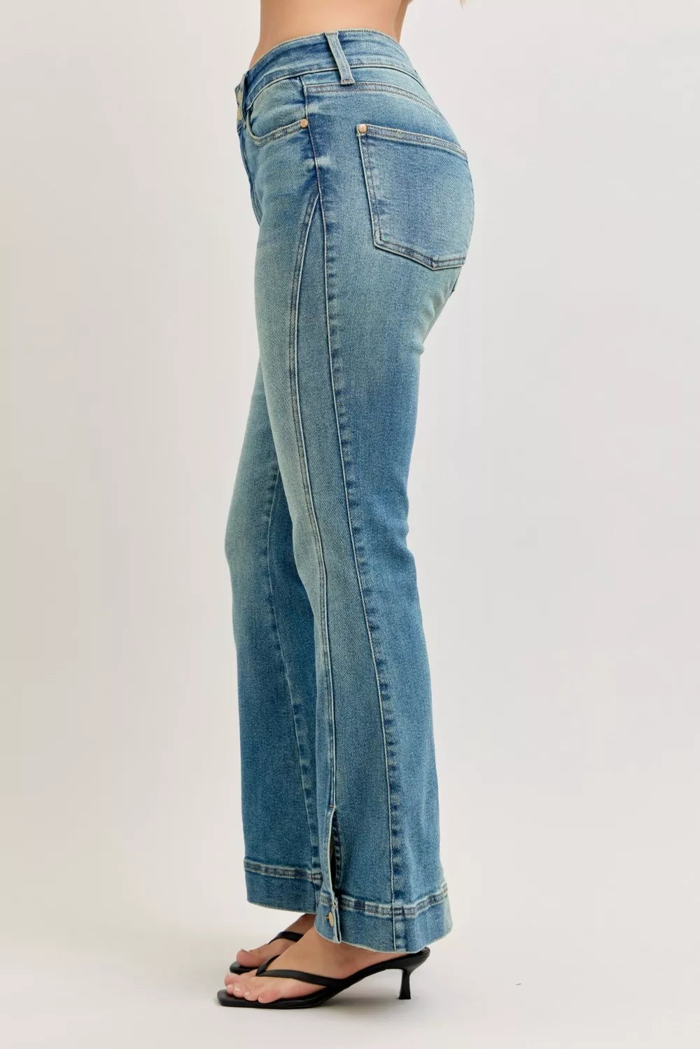 Flared spijkerbroek met vintage wassing en knoopdetail