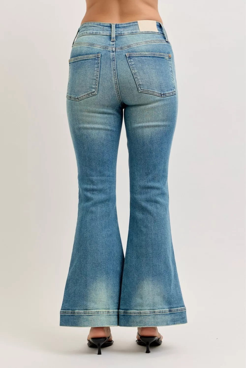 Flared spijkerbroek met vintage wassing en knoopdetail